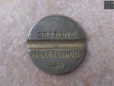 Il dispositivo si attivava con degli appositi gettoni, monetine scanalate di rame, ottone o stagno, ai quali si affiancarono in seguito le monetine da poche lire